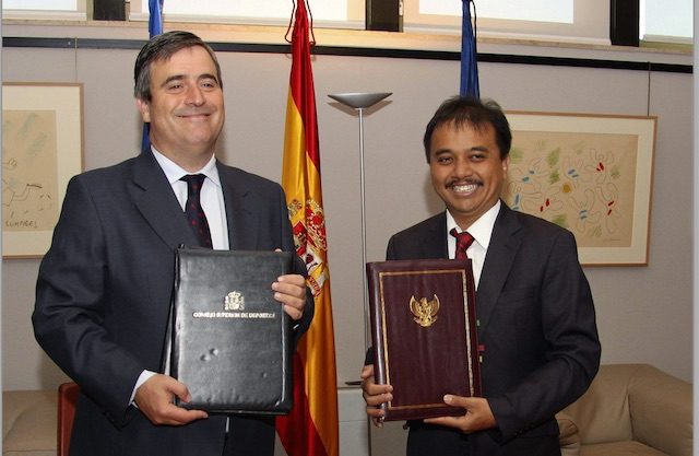 Roy Suryo bersama Dewan Olahraga Tinggi Spanyol Miguel Cardenal berpose setelah menandatangani MoU di Madrid, 1 Oktober 2014. Foto oleh EPA 
