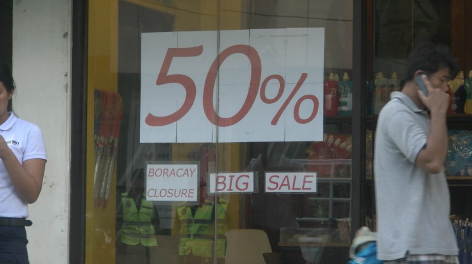 WATCH: ‘50% off’ for some Boracay businesses on eve of closure