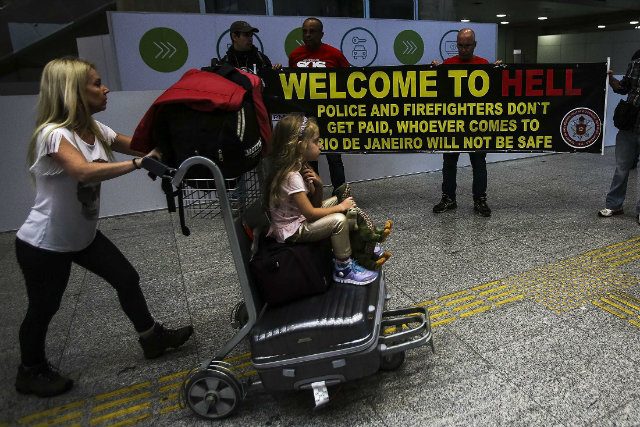PROTEST. Passengers arrive during a demonstration by police officers and firefighters at the International Airport, in Rio de Janeiro, Brazil, 04 July 2016. Demonstrators stated they have not been paid since May and announced similar actions during the Rio 2016 Olympic Games if this situation is not resolved soon. EPA/Antonio Lacerda 