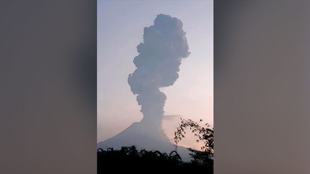 Erupting Indonesian volcano spews massive ash cloud