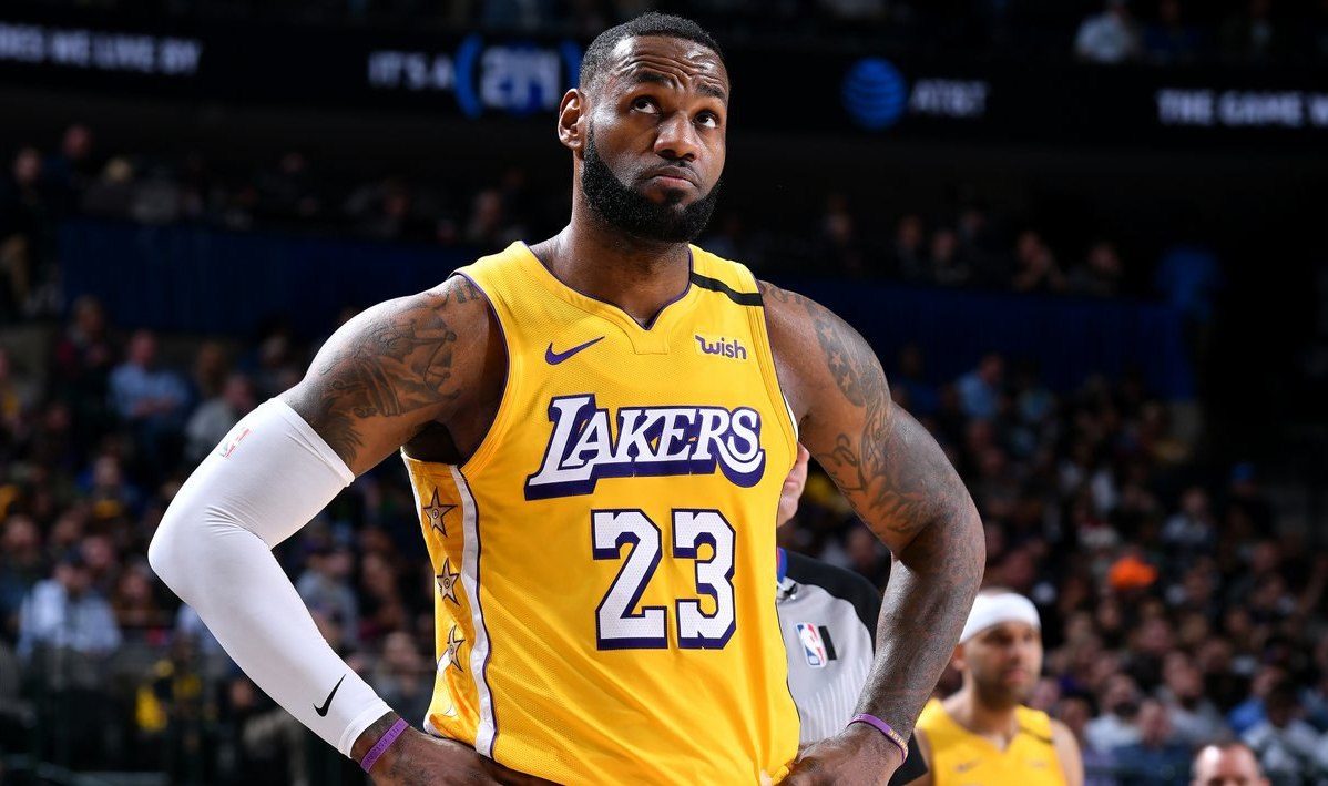 Record-breaking LeBron James powers Lakers past Mavs