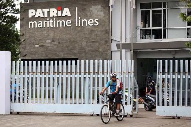 Aktivitas di halaman gedung PT Patria Maritime Lines, di kawasan Jababeka, Cikarang, Kabupaten Bekasi, Jawa Barat, Rabu, 30 Maret. Foto oleh Risky Andrianto/ANTARA 