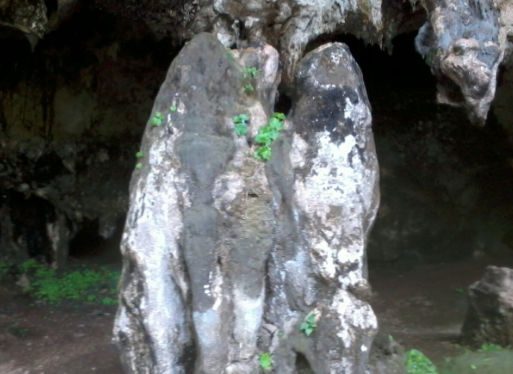 Batu yang menyerupai sepasang pengantin. Bentukan batu tersebut terjadi sendiri tanpa sentuhan tangan manusia. Foto oleh Habil Razali/Rappler 