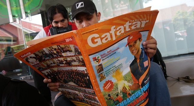 Warga melihat tabloid Gafatar terbitan 2014 di Jombang, Jawa Timur, Rabu (13/1). Foto oleh Syaiful Arif/Antara 