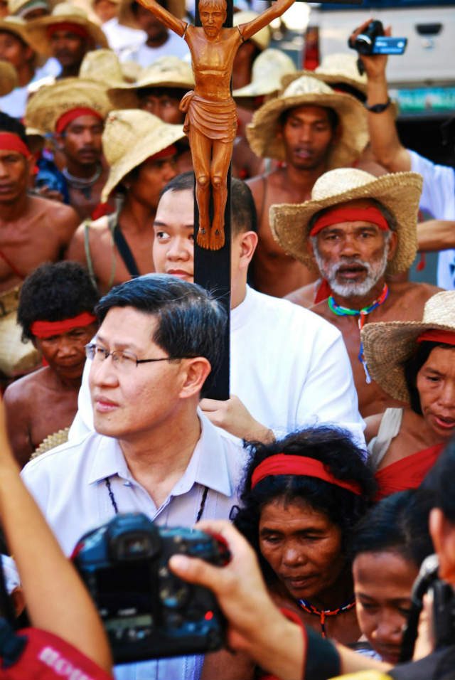 ONE WITH PEOPLE. Manila Archbishop Luis Antonio Cardinal Tagle joins farmers from Casiguran, Aurora, in a protest to assert their rights over a piece of land. Photo by Anthony Coloma 