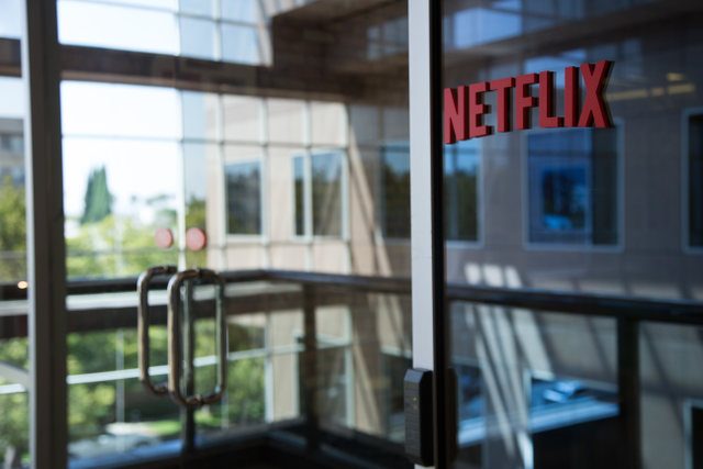 Netflix shares sink as outlook disappoints