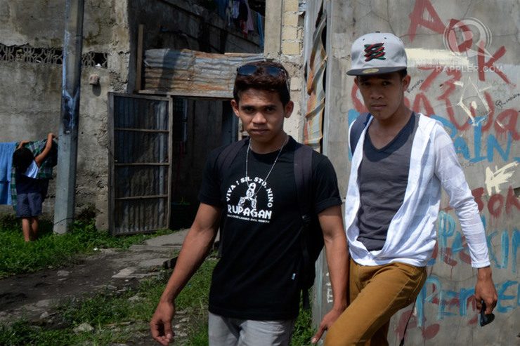 Jojo (right) is supposed to start  for a job before the siege. Now he needs to find one. Photo by LeAnne Jazul/Rappler