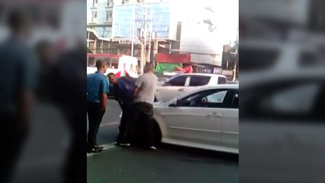 Netizen report: Driver pushes, shouts at MMDA traffic aides