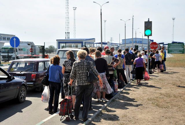 CROSSING BORDERS. Ukrainian citizens stand line on the Ukraine-Russia 'Donetsk' border crossing in Rostov area, Russia, 04 September 2014. Arkady Budnitsky/EPA