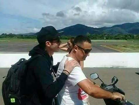 Valentino Rossi saat dijemput dengan sepeda motor di Bandara Pulau Komodo, Senin (23/1). Foto diambil dari @Kemenpar_RI/Twitter 