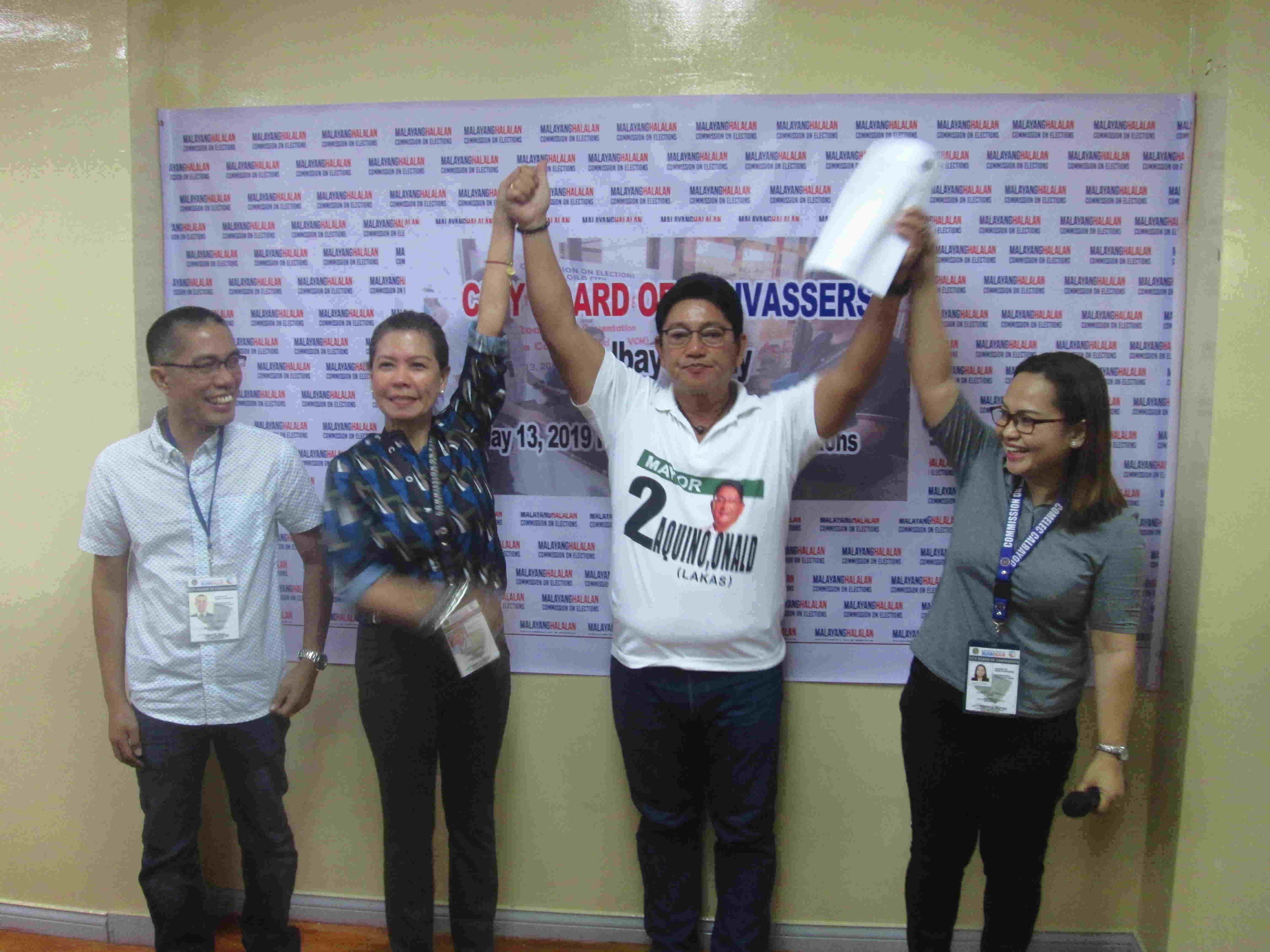 TERM CONTINUES. Calbayog City Mayor Ronaldo Aquino raises hands with City Board of Canvassers members during his proclamation at City Hall on May 16, 2019. Photo by John Sydric Rendeza/Rappler 