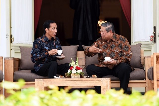 BERTEMU. Presiden ke-6 RI, Susilo Bambang Yudhoyono (SBY) sedang berbincang di belakang Istana sambil minum teh bersama Presiden Joko "Jokowi" Widodo pada Kamis, 9 Maret. Foto diambil dari akun Twitter @setkabgoid 