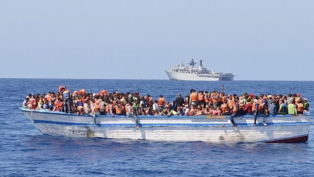 Mediterranean migrant crossings top 300,000 in 2015 – UN