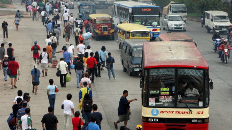 DAILY COMMUTE. Thousands of Filipinos ride buses each day. File photo by Rolex Dela Pena/EPA 