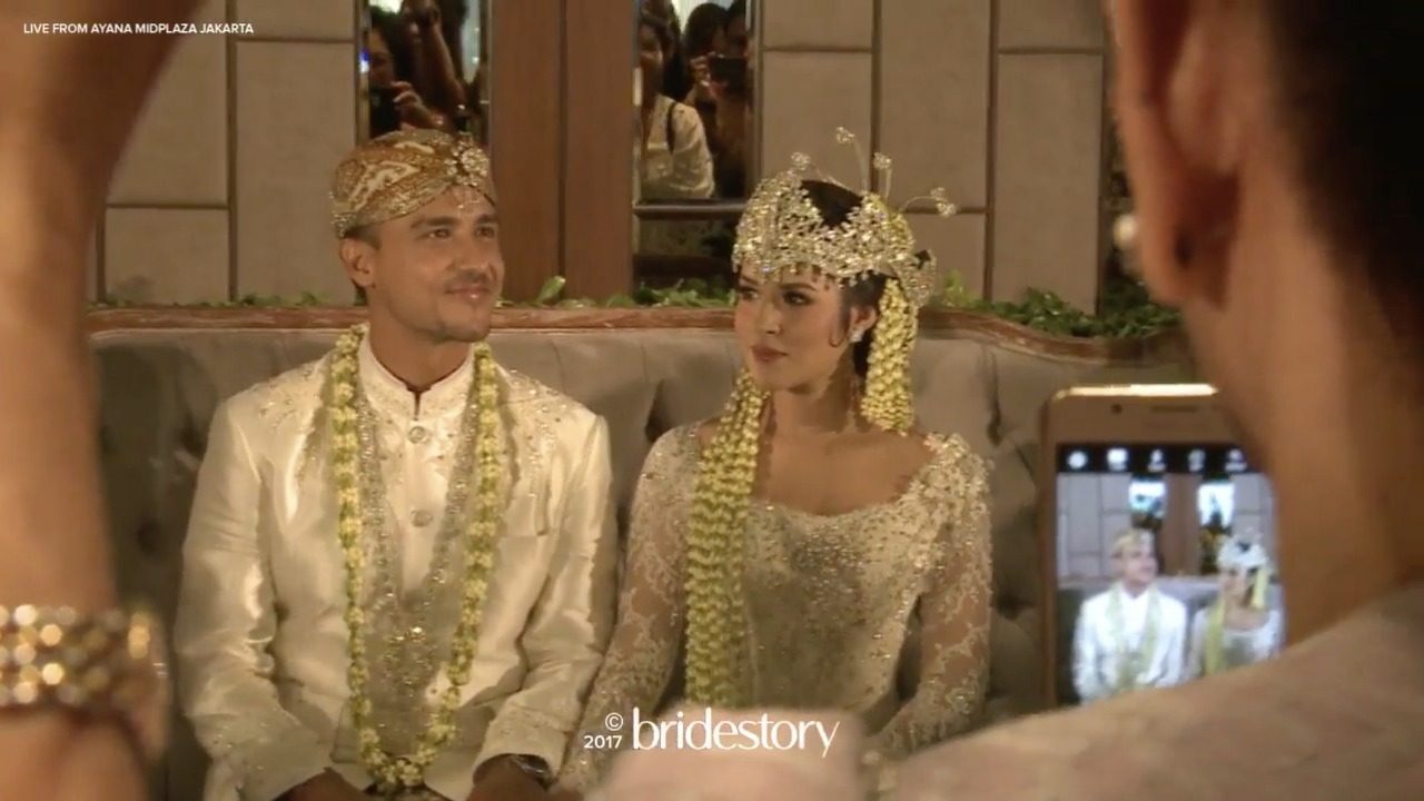 Raisa dan Hamish dalam prosesi pernikahan dengan adat Sunda, Minggu (3/9). Foto oleh Bridestory 