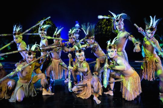 Para penari yang membawakan ragam budaya Papua. Foto oleh Bali Nusa Dua Theatre. 