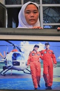 Sessy Aryanthi istri AKP Abdul Munir yang menjadi korban jatuhnya pesawat jenis M28 Skytruck milik Polri, menunjukkan foto suaminya di Pamulang, Tangerang Selatan, Banten, Minggu (4/12). Foto oleh Muhammad Iqbal/ANTARA 
