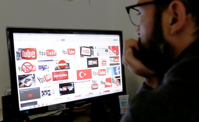 Turkey blocks social media over images of slain prosecutor