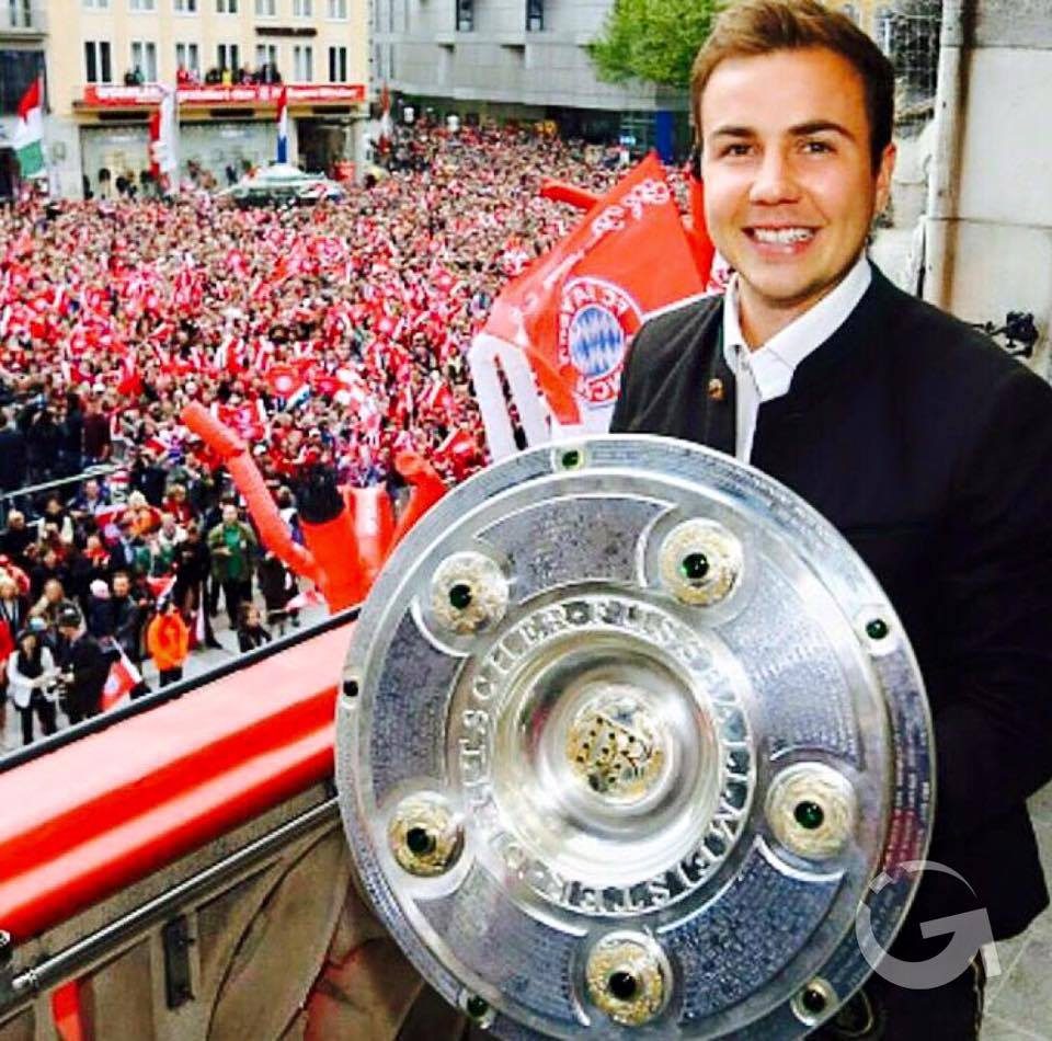 Mario Goetze merayakan kemenangan Bayern Munich di Bundesliga musim 2015/2016 di Town Hall Munich, Minggu, 15 Mei 2016. (Sumber: Instagram.com/gotzemario) 