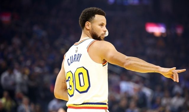 Curry returns, but Raptors still trounce Warriors