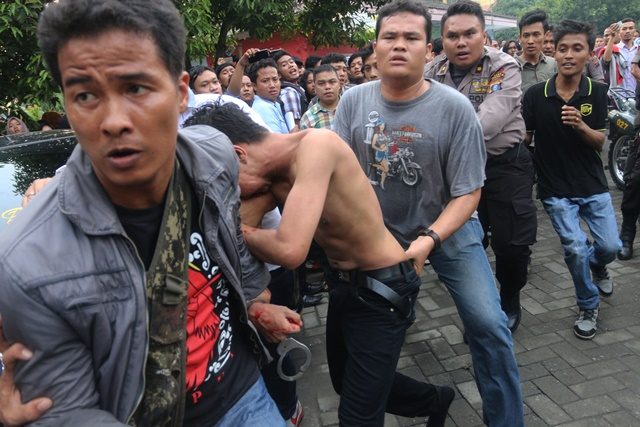 DOSEN DIBUNUH. Polisi mengamankan seorang mahasiswa Universitas Muhammadiyah Sumatra Utara (UMSU) pelaku pembunuh dosen dari amukan massa di dalam Kampus UMSU, Medan, Sumatra Utara, Senin, 2 Mei. Foto oleh Irsan Mulyadi/ANTARA 