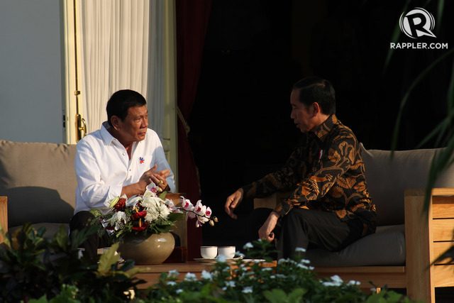 President Duterte, during his trip to Indonesia, talks with President Widodo. Photo by Rappler 