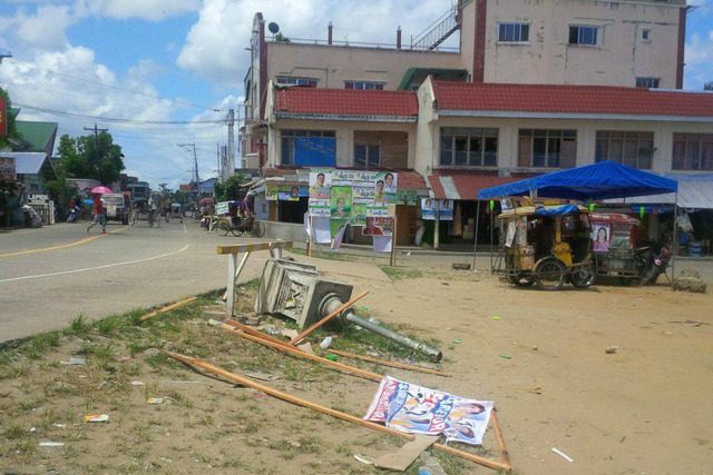 RUINED TARPS. A Northern Samar mayoral candidate claims that a barangay official ruined her campaign tarpaulin. Photo by MJ Salomon  