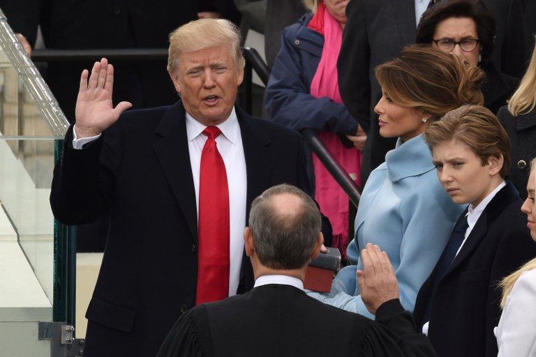 BERSUMPAH. Donald Trump (kiri) diambil sumpahnya sebagai Presiden ke-45 AS oleh Ketua Hakim Agung John Roberts di Gedung Capitol, Washington DC pada Jumat, 20 Januari. Foto oleh Timothy A. Clary/AFP 
