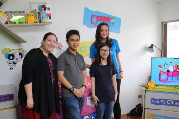 Turner’s Philippine Country Lead Nicole Schneiderjohn and SparkleLAB founder Rosanna Lopez with the young and talented Filipino coders, Nico Jorge and Faith Khoo 