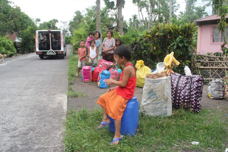 Residents of Daraga, Albay wait for a vehicle to take them to an evacuation center in preparation for a possible eruption of Mayon Volcano, 17 Sept 2014. Photo by Raydes Barcia