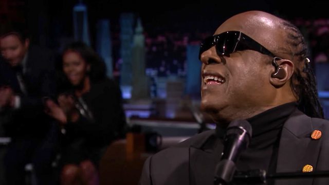SAKSIKAN: Stevie Wonder menyanyi untuk Michelle Obama di ‘The Tonight Show’