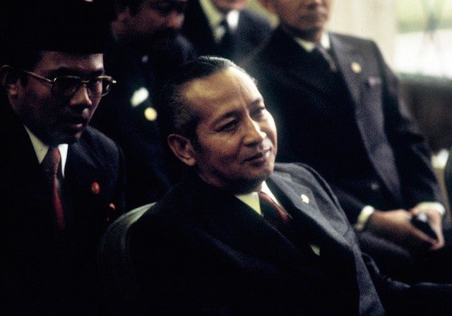 Presiden Soeharto dalam kunjungannya ke Paris pada 13 November 1972. Foto oleh AFP 