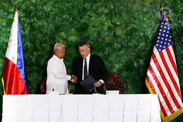 EDCA SIGNING. Defense Secretary Voltaire Gazmin and US Ambassador to Manila Philip Goldberg after the signing of the agreement. Photo by Ben Nabong/Rappler