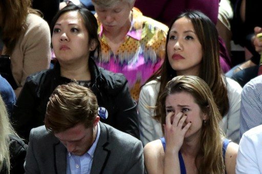 Pendukung Hillary Clinton bersedih melihat basil penghitungan suara di acob K. Javits Convention Center, Selasa (8/11). Foto oleh Drew Angerer/Getty Images/AFP 