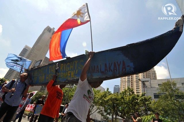 China ships still at disputed shoal, fishermen back – Manila