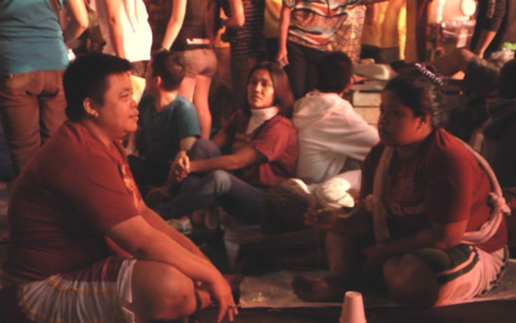 COMPANIONS. Aimee Pantallon (L) and her wife wait for the arrival of the Black Nazarene in Quiapo Church.