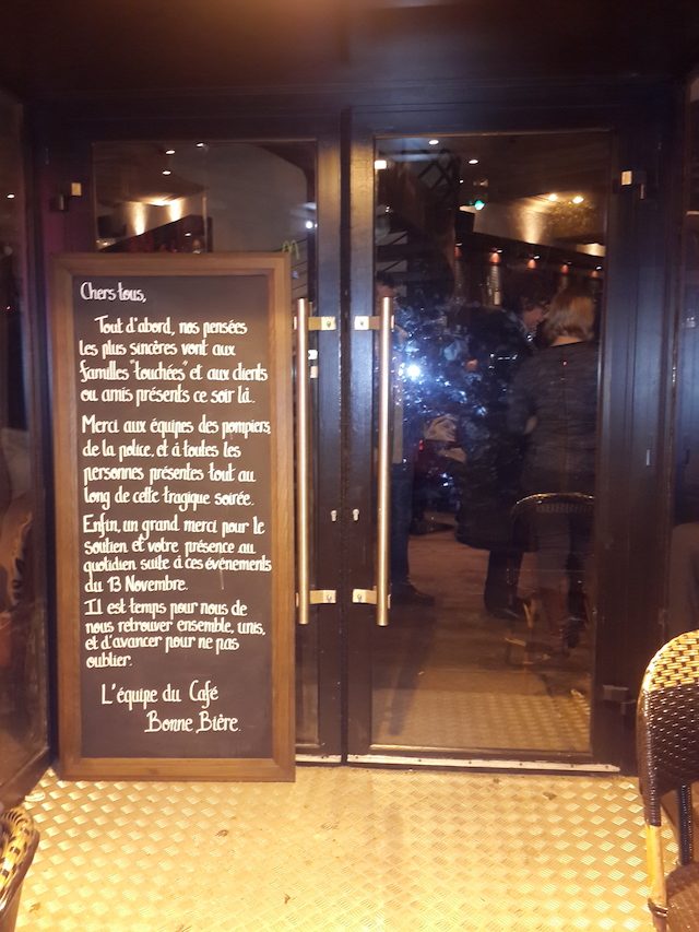 Tulisan terpampang di papan tulis di pintu masuk kafe La Bonne Biere. Foto oleh Uni Lubis/Rappler 