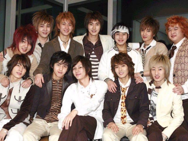 DEBUT. Formasi awal terbentuknya Super Junior dengan 12 personel. Foto dari wiki commons 