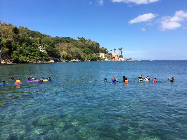CAMPERS. Snorkeling & species identification in Aiyanar's well-preserved house reef: CAS guides the campers on spotting the marine life previously discussed in their actual habitat. 