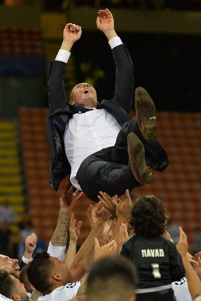 REAL MADRID JUARA. Pelatih tim Real Madrid, Zinedine Zidane, dilempar ke udara usai timnya berhasil memenangkan gelar Liga Champions. Foto oleh Peter Powell/EPA 