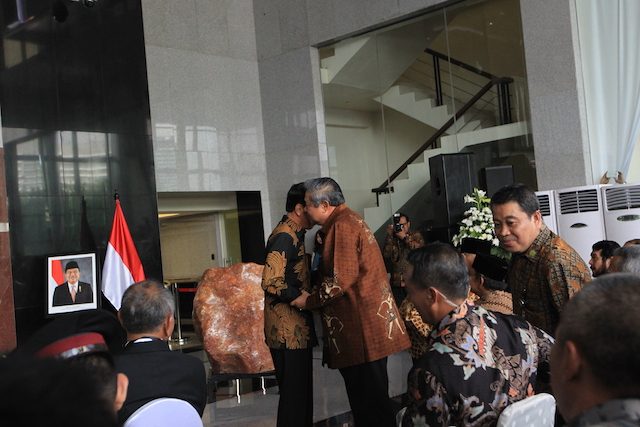 AKRAB. Presiden Joko Widodo tampak akrab dengan mantan presiden Susilo Bambang Yudhoyono di peresmian gedung baru KPK, Selasa, 29 Desember 2015. Foto oleh Humas KPK  