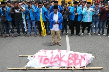 Sejumlah mahasiswa yang tergabung dalam Pergerakan Mahasiswa Islam Indonesia (PMII) melaksanakan salat gaib saat berunjuk rasa di depan kantor DPRD Tk I Jawa Timur, Surabaya, Jawa Timur, Rabu (11/1). Foto oleh Didik Suhartono/ANTARA 