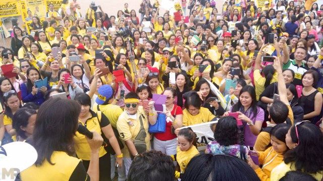 'YELLOW' SUPPORTERS. A photo of the Roxas-Robredo rally in Hong Kong posted on Mar Roxas' official Facebook page. 