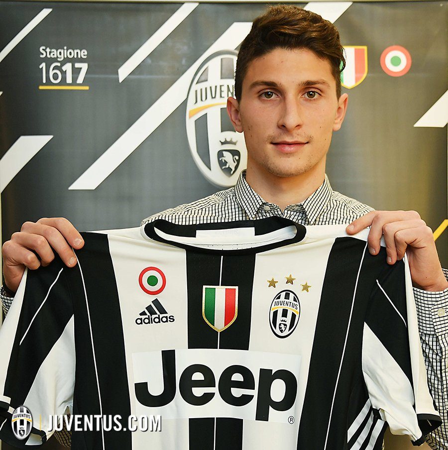 Mattia Caldara resmi menjadi Juventus mulai Januari 2017 ini. Foto dari Twitter/@juventusfcen 