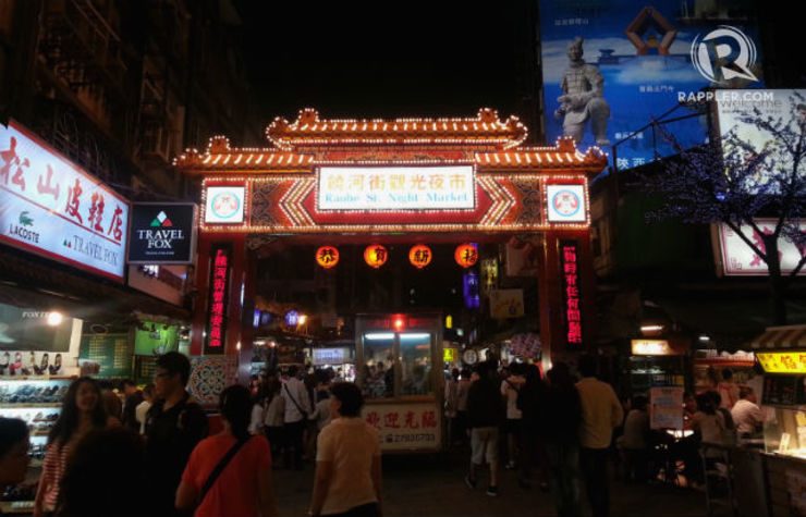 ENTER. The entrance to Raohe Night Market in Taiwan. Photo by Wyatt Ong/Rappler 