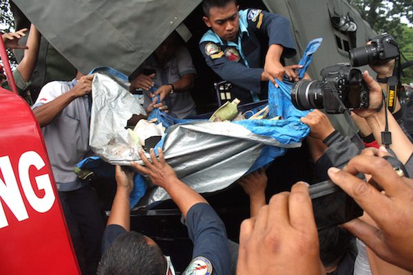 SERPIHAN DIANGKUT. Petugas mengangkut serpihan pesawat latih TNI yang jatuh di Malang, Jawa Timur pada 10 Februari 2016. Foto oleh Bayu Baskoro/EPA 