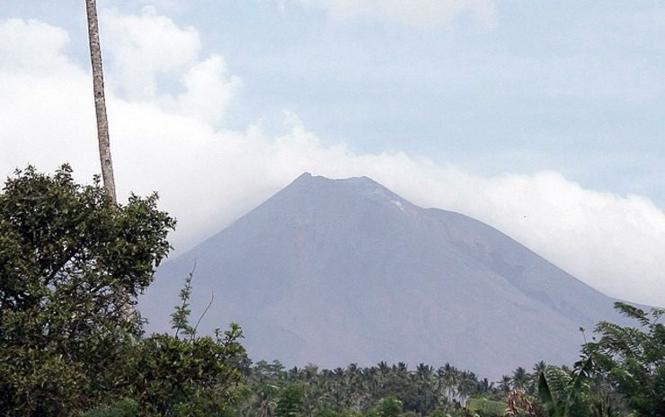 ANOTHER ERUPTION. A general view showing Mount Soputan after an eruption, as seen from the Silian village in North Sulawesi, Indonesia, in July 2011. It erupted again on Jan. 6, 2015. File photo by EPA 