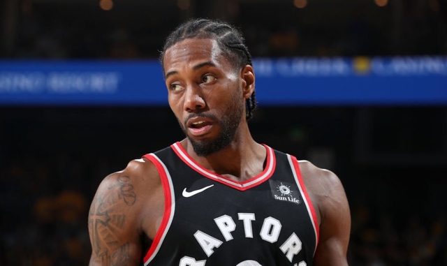 LOOK: Kawhi still emotionless in intense Pacquiao-Thurman bout