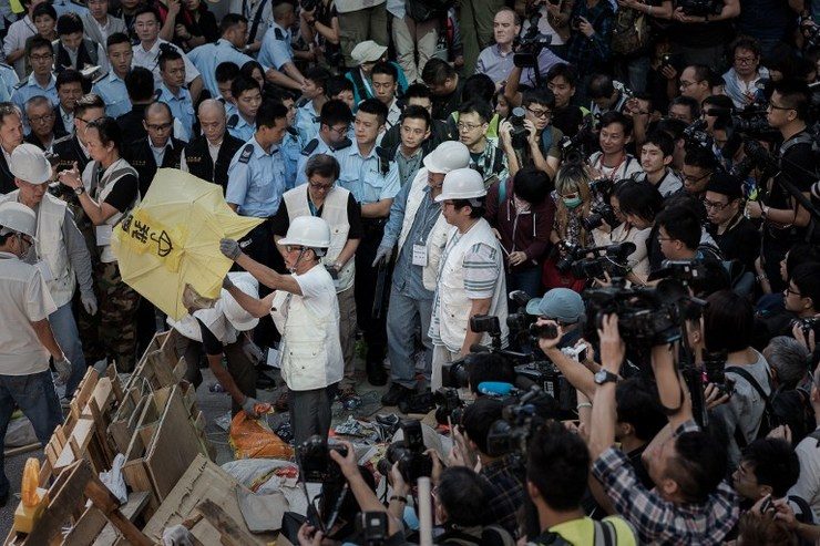 Hong Kong authorities start clearing Mongkok protest site
