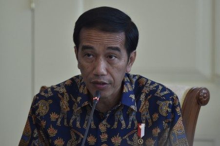 Presiden Joko Widodo memimpin rapat terbatas tentang Kebijakan Ekonomi Berkeadilan di Ruang Oval, Istana Kepresidenan Bogor, Jawa Barat, Selasa (31/1). Foto oleh Puspa Perwitasari/ANTARA 